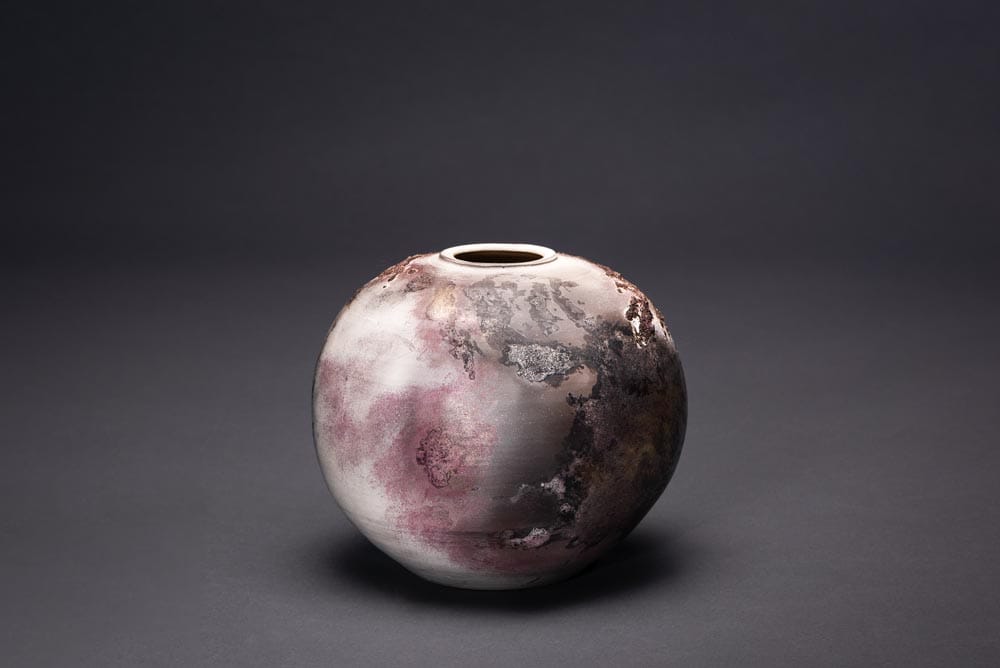 Meteore XXXXII Vase céramique Claire Fréchet en forme de planète, ton brun et rose.