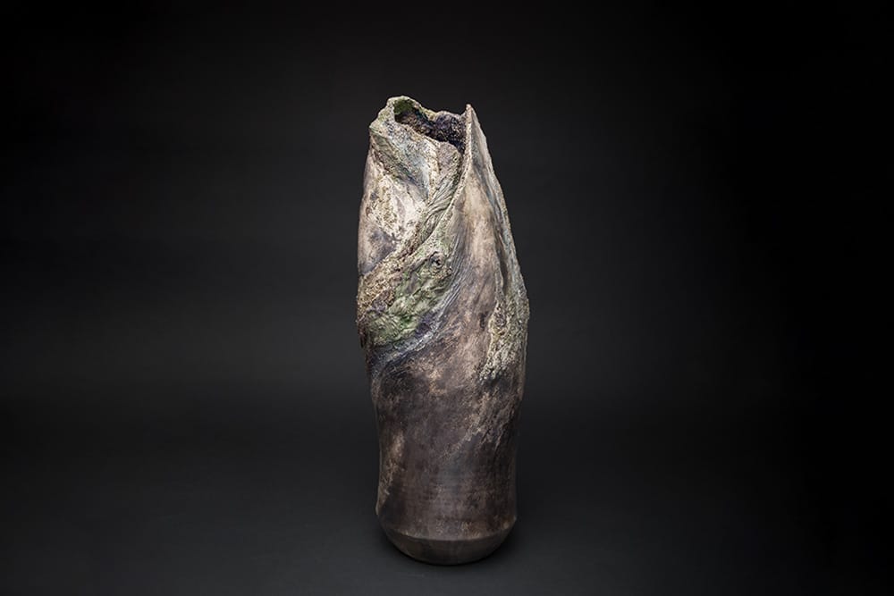 Aurora Mineralis XXV Vase en faïence Fréchet patinée et érodée, aspect végétal