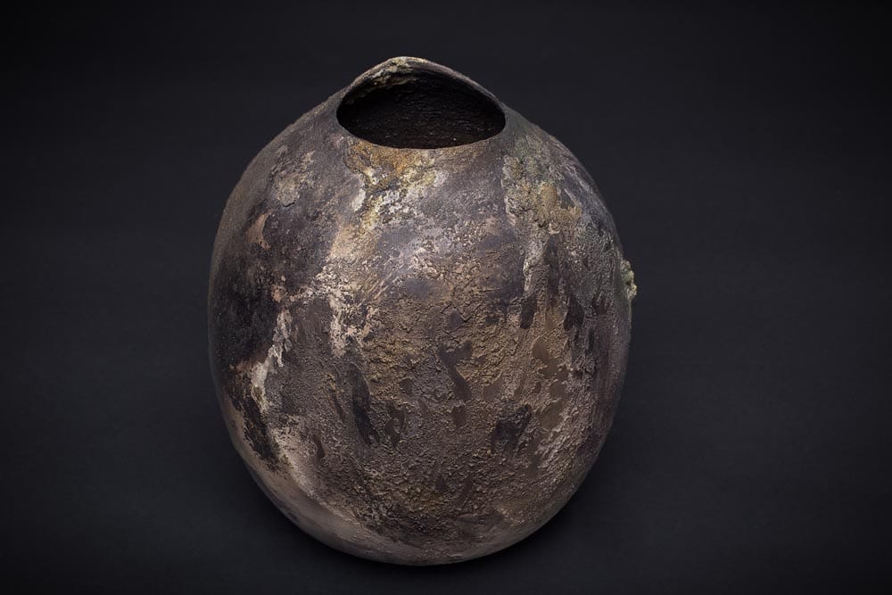 Aurora Mineralis XXVI Vase rond irrégulié en céramique Fréchet, ton brun.