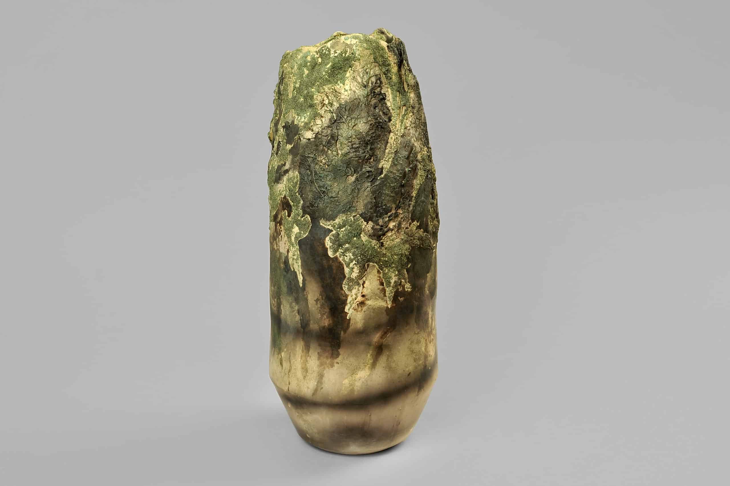 Sculpture céramique contemporaine en forme de vase par Claire Fréchet inspirations végétales