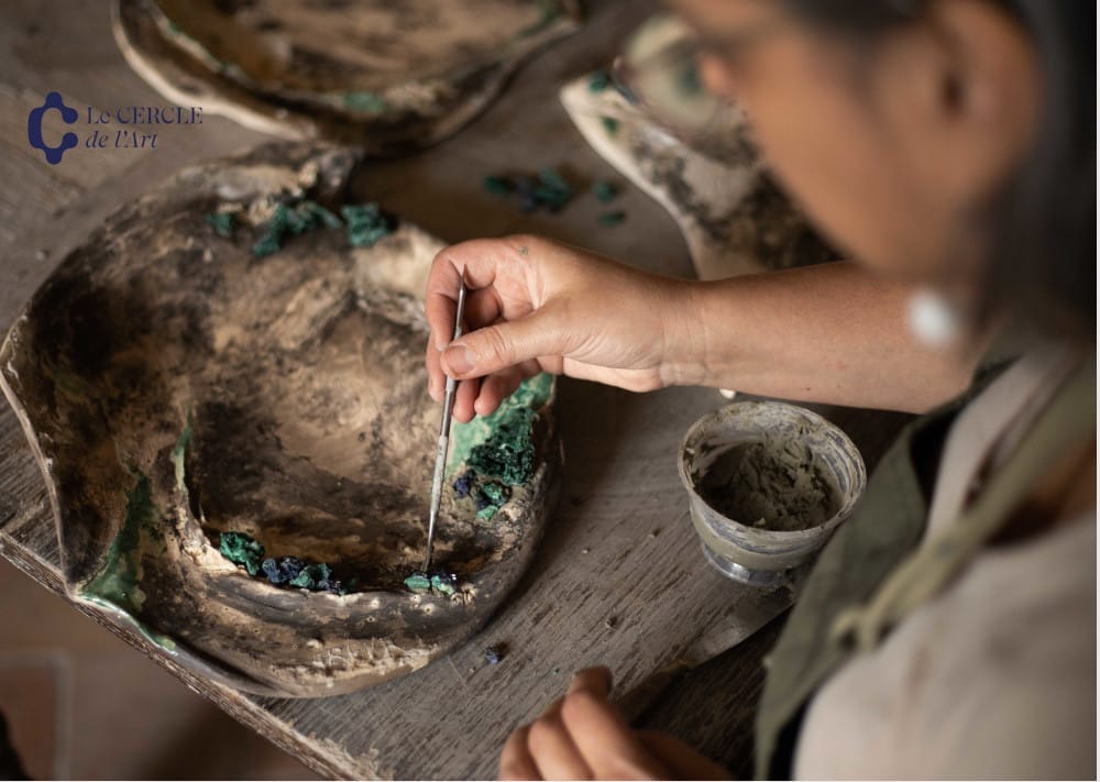 com-cercle-site-article cercle de l'art travail dans l'atelier mosaïque de pierres fines