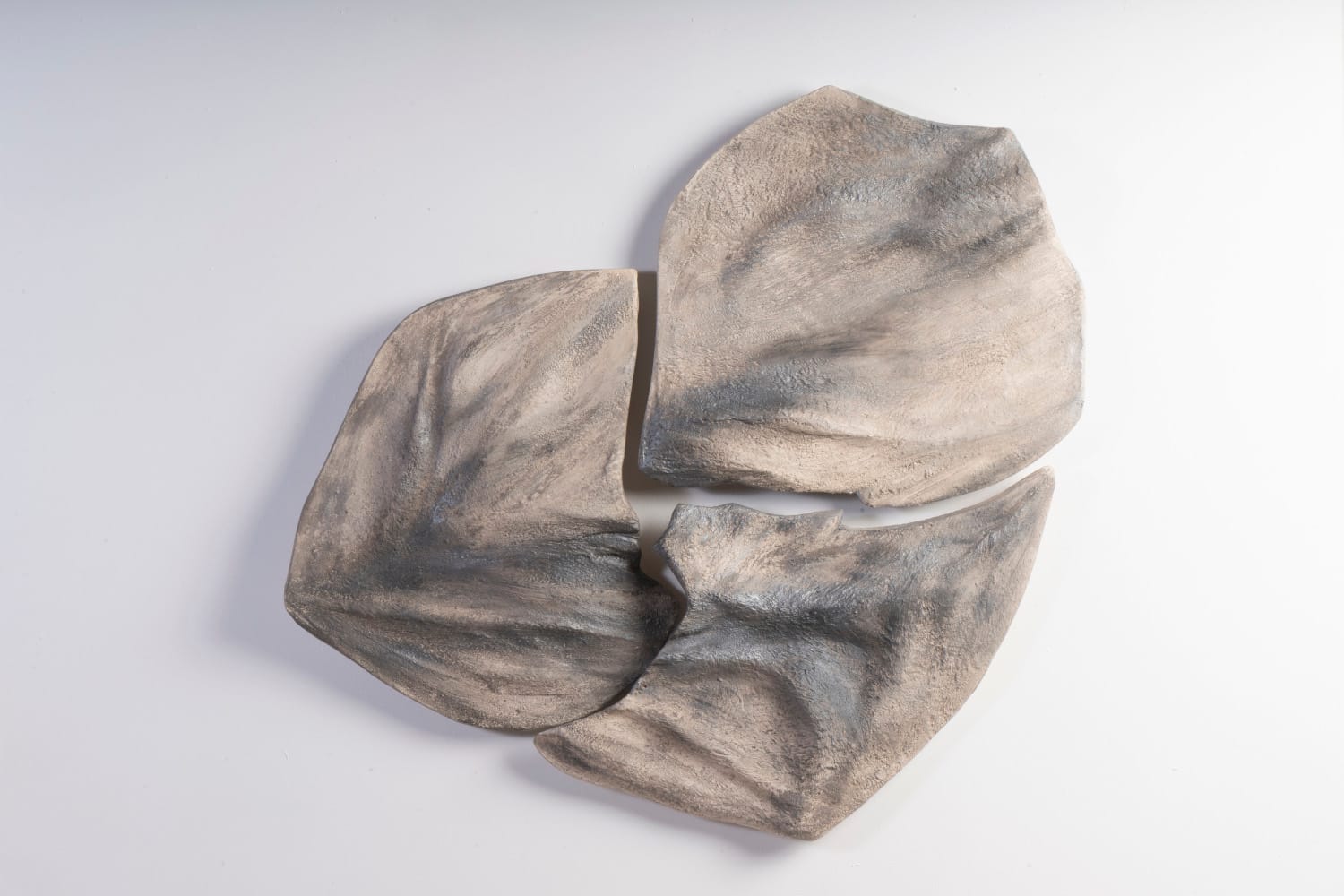 ceramique contemporaine murale texture tellurique faïence brute terre enfumée